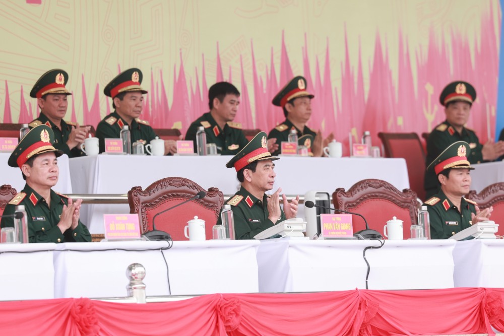 General Phan Van Giang (Mitte), General Nguyen Tan Cuong (rechtes Cover) und die Leiter des Verteidigungsministeriums inspizieren die gemeinsame Paradeprobe zur Feier des 50. Jahrestages der Befreiung des Südens und des Nationalen Wiedervereinigungstages. Foto: Hai Nguyen