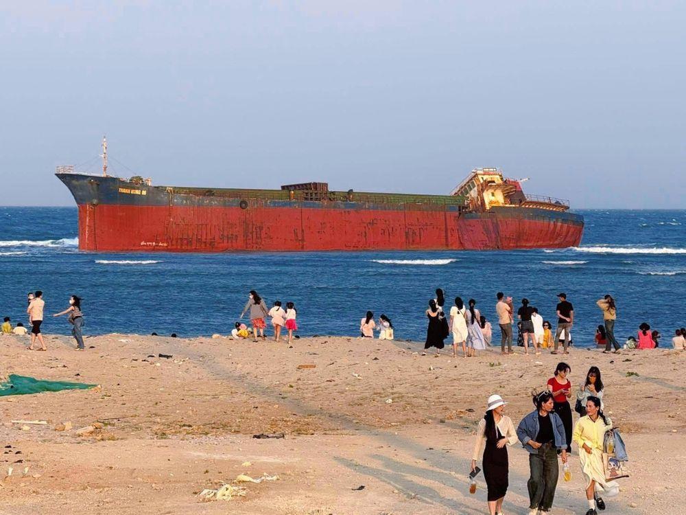 After drifting to the coast of Ninh Thuan, the Thanh Hung 06 ship began to crack and break. Photo: Thuan Nam