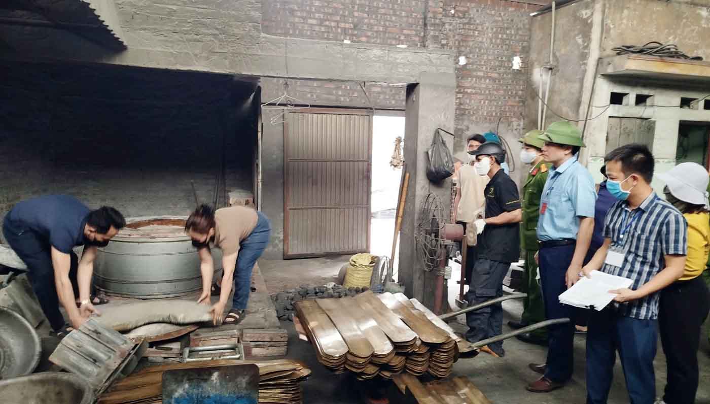 The interdisciplinary inspection team of Gia Binh district (Bac Ninh province) inspected and propagated against violating production facilities for voluntarily dismantling incinerators and chimneys. Photo: Dang Hoa