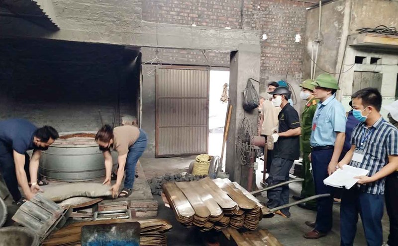 The interdisciplinary inspection team of Gia Binh district (Bac Ninh province) inspected and propagated against violating production facilities for voluntarily dismantling incinerators and chimneys. Photo: Dang Hoa
