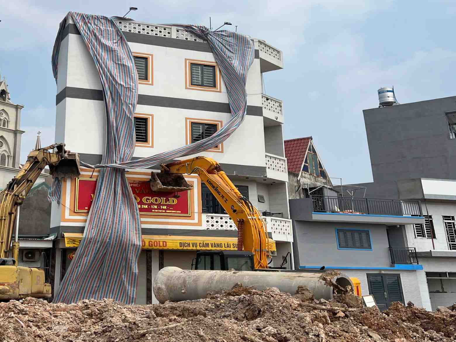 The 3-storey house was tilted during the construction of Ho Chi Minh City Ring Road 3. Photo: Dinh Trong