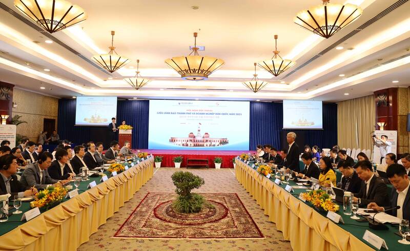 Ho Chi Minh City leaders answered problems and sought solutions for Korean enterprises. Photo: Ho Chi Minh City Investment and Trade Promotion Center