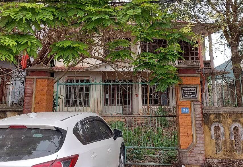 The headquarters of the Management Board of Investment, Construction and Land Fund Development of the People's Committee of Ba Don town after moving to a new location has not been in operation for a long time. Photo: Minh Thuong