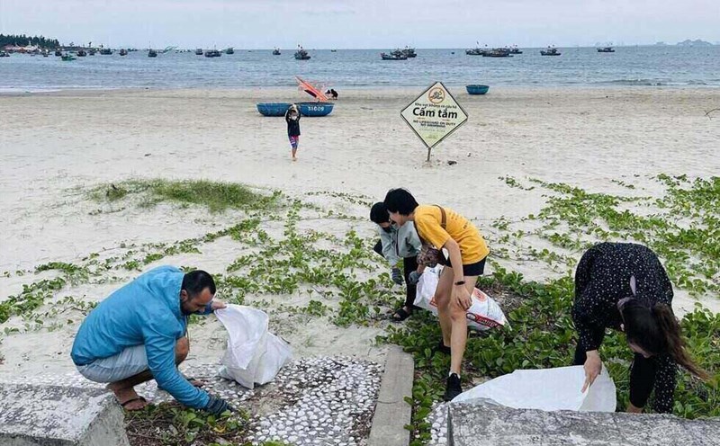 Da Nang implements a long-term campaign to protect the marine environment. Photo: Mai Huong