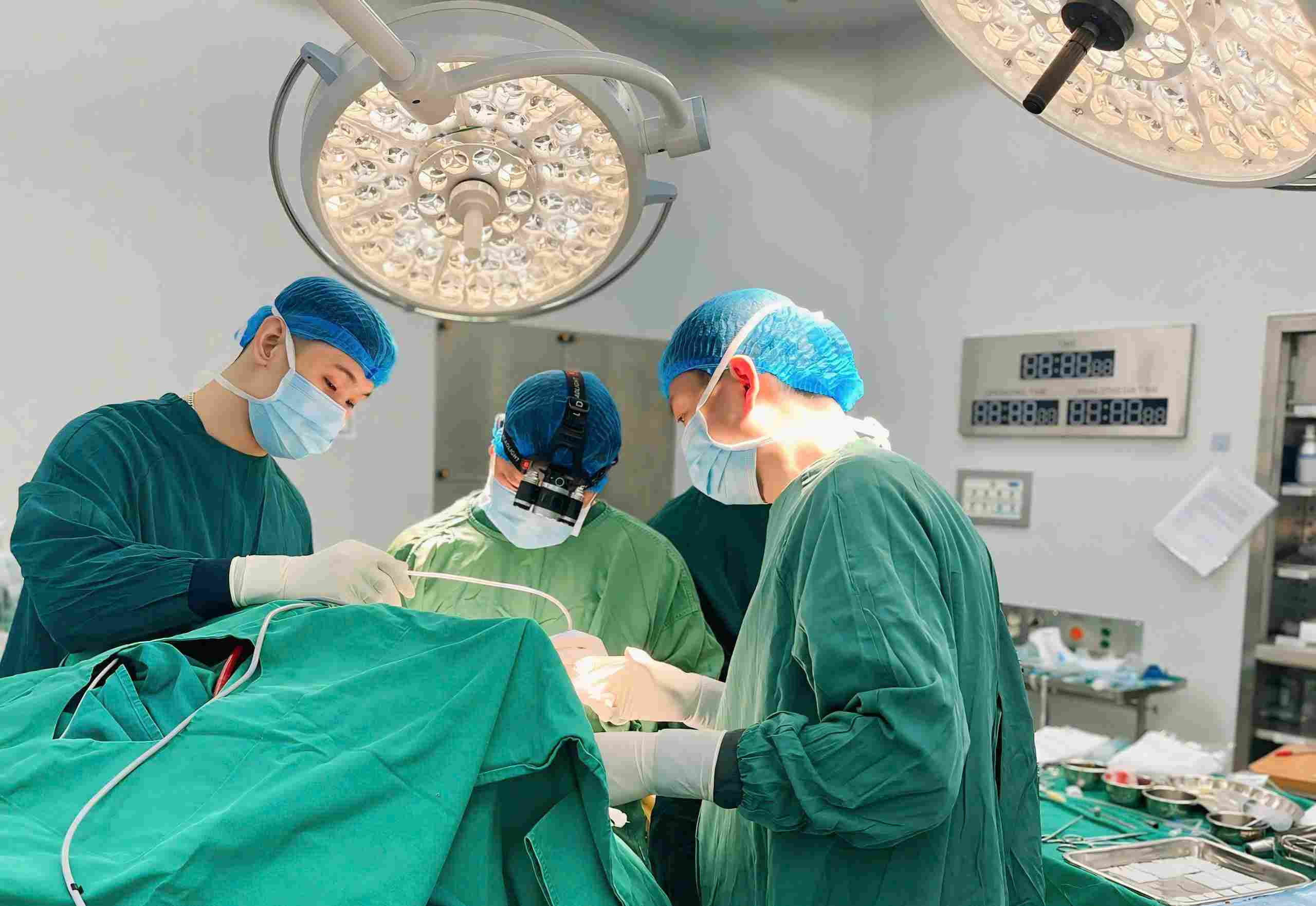 Các bác sĩ phẫu thuật cho bệnh nhân hôn mê và xuất huyết não. Ảnh: Thanh Đặng