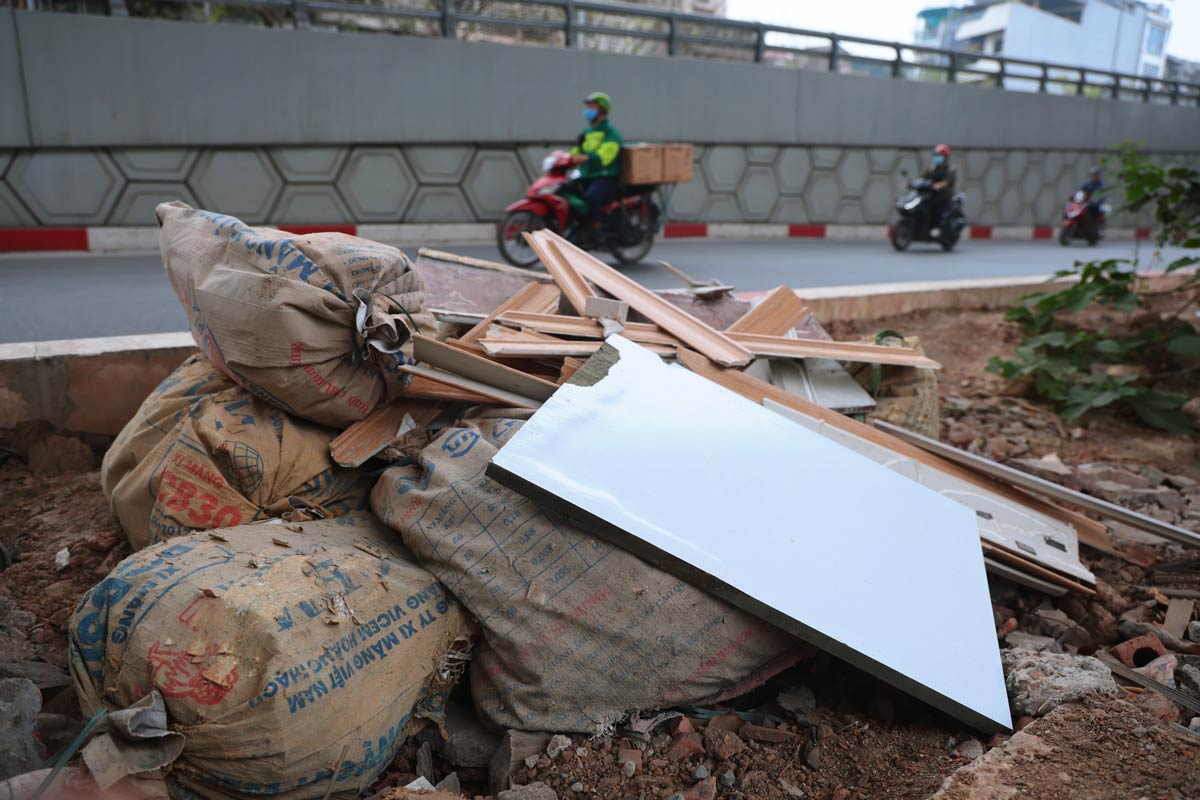 Solid waste is still scattered around the Hanoi belt routes. Photo: Duong Anh