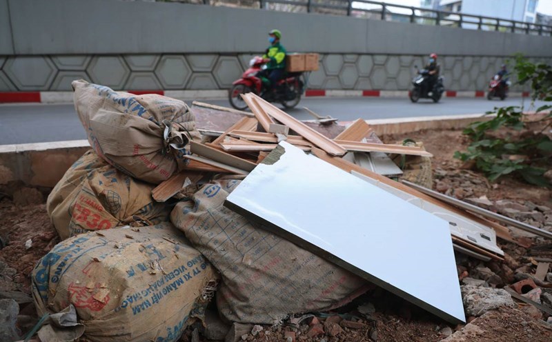 Solid waste is still scattered around the Hanoi belt routes. Photo: Duong Anh
