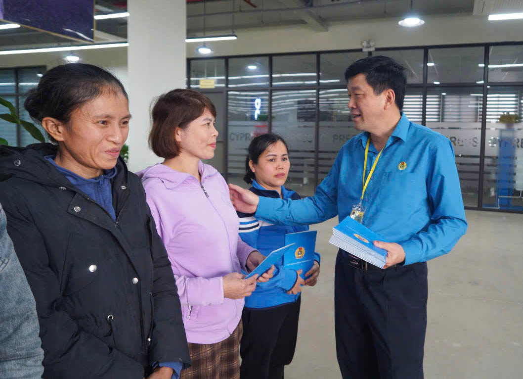 Chairman of Nghe An Provincial Federation of Labor Kha Van Tam presented gifts to workers in the Southeast Economic Zone. Photo: Tran Van
