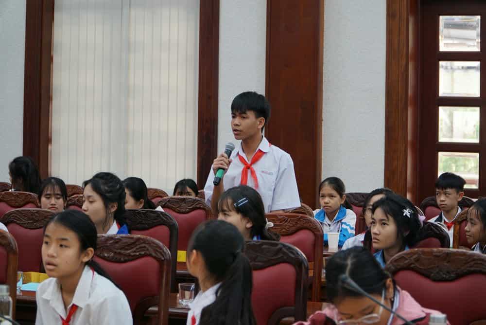 Các em học sinh kiến nghị cần có giải pháp tốt hơn để chống đuối nước, tai nạn thương tích, an toàn học đường. Ảnh: Thanh Tuấn 