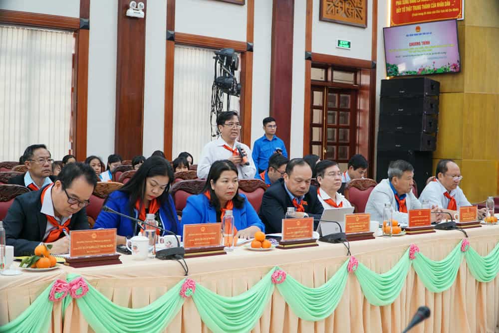 Lanh dao tinh va so nganh chuc nang lang nghe tam tu, nguyen vong cua tre em tren dia ban. Anh: Thanh Tuan 