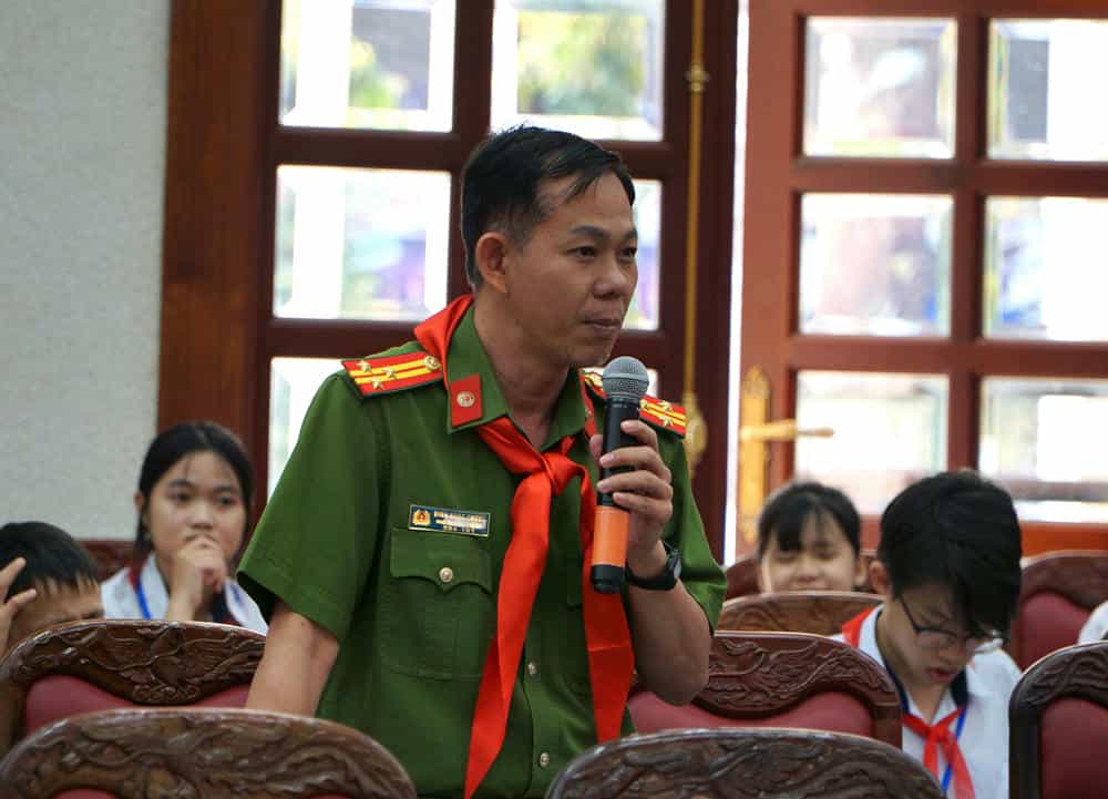 Dai dien Cong an tinh Gia Lai tra loi cau hoi ve an toan giao thong, dieu tra cac vu xam hai tre em. Anh: Thanh Tuan 