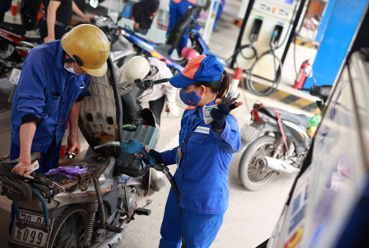 Durante el periodo de operacion de 27.3, el precio de la gasolina puede continuar aumentando. Foto: Hai Nguyen