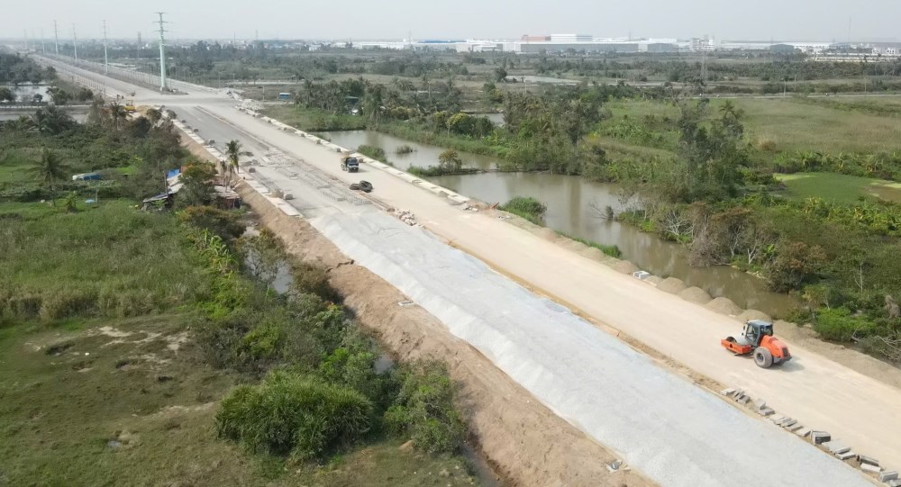 The route connects Do Son tourist area with the center of Hai Phong city before completion and putting into use. Photo: Hoang Khoi