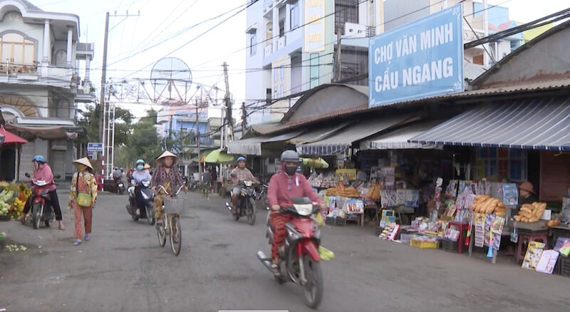 Spending 1.2 billion VND to upgrade the road at the old market. Photo: Hoang Loc