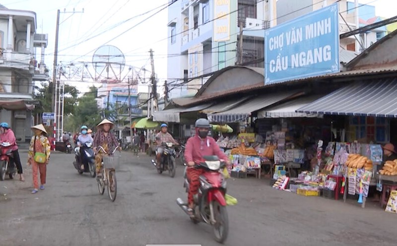 Spending 1.2 billion VND to upgrade the road at the old market. Photo: Hoang Loc