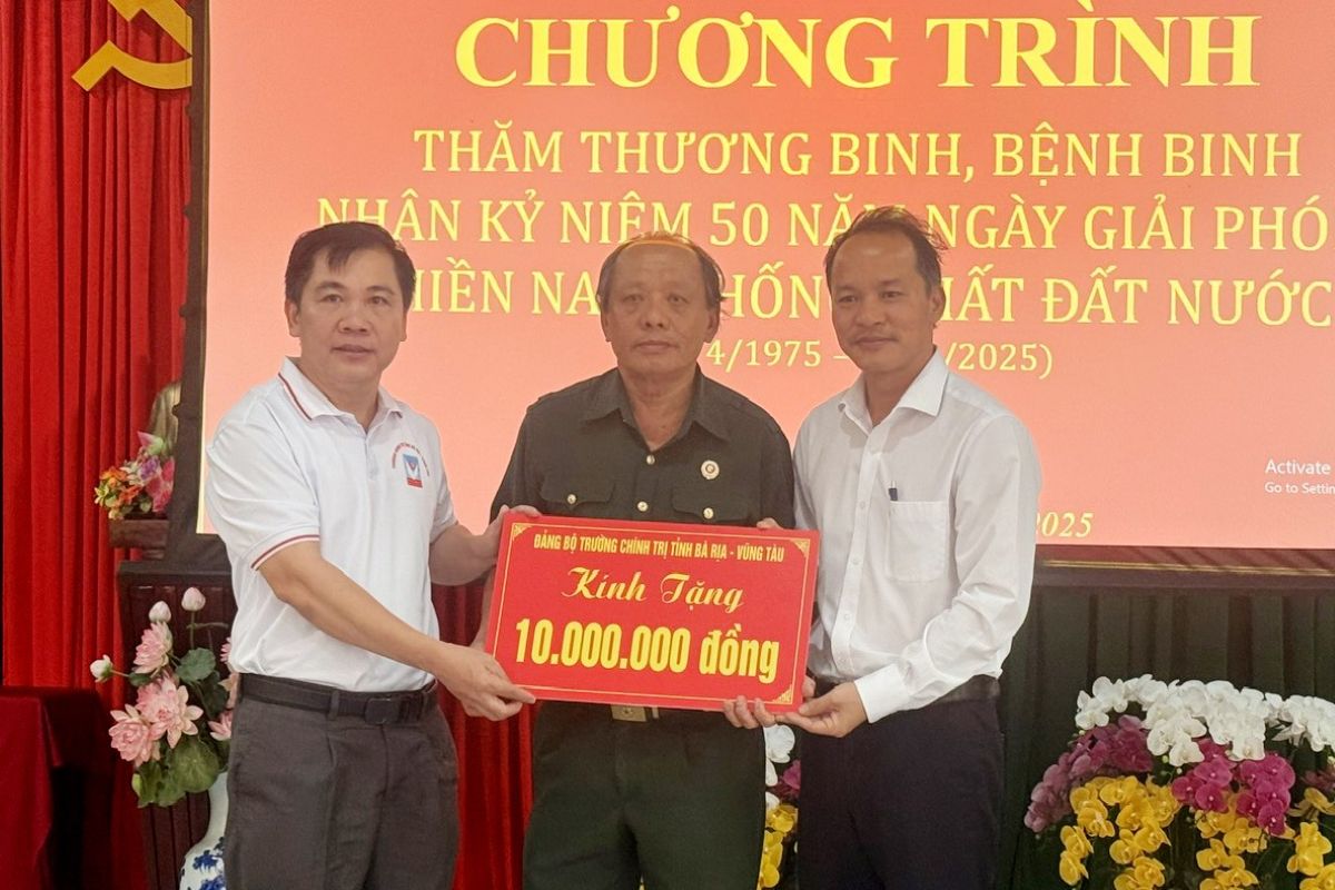 Visit and give support gifts at the Nursing Center for War Invalids and Meritorious People in Long Dat. Illustrative photo: Nguyen Tuyen