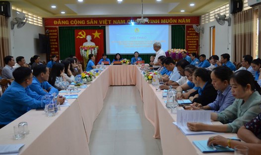 Góp ý tài liệu bồi dưỡng kiến thức chính trị cho công nhân. Ảnh: LĐLĐ tỉnh Trà Vinh