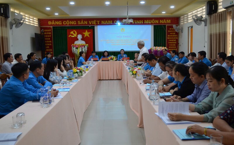 Contributing documents to foster political knowledge for workers. Photo: Tra Vinh Provincial Federation of Labor