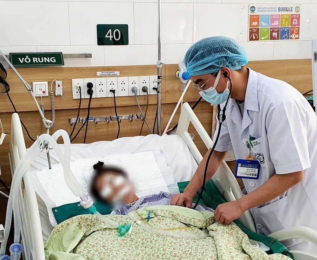 The patient is in critical condition because he trusted a traditional healer on Facebook and drank alkaline water to cure his illness. Photo: Nguyen Ha