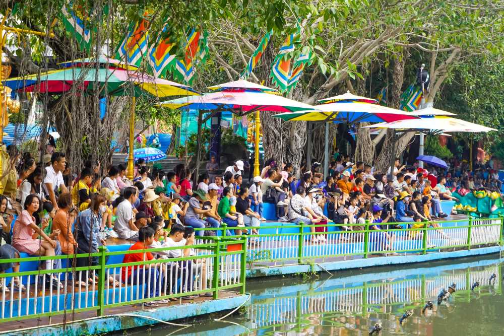 People and tourists have fun at Suoi Tien. Photo: Anh Tu