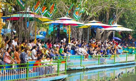 Người dân và du khách vui chơi tại Suối Tiên. Ảnh: Anh Tú