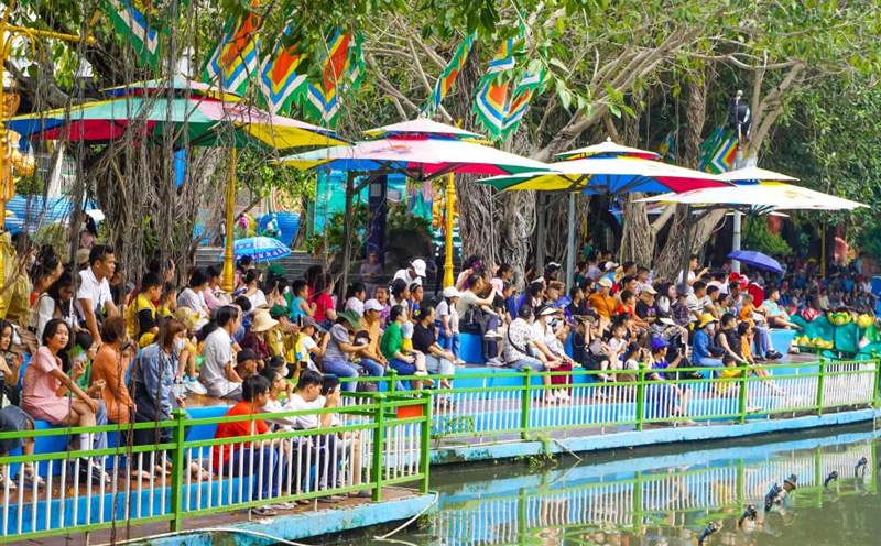 People and tourists have fun at Suoi Tien. Photo: Anh Tu