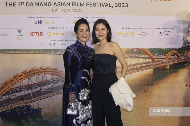 Moon So Ri va NSND Lan Huong chup anh tai tham do Le khai mac Lien hoan phim chau A Da Nang 2023. Anh: Mai Huong