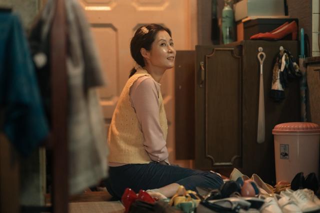 Moon So Ri trong “Khi cuoc doi cho ban qua quyt“. Anh: Nha san xuat phim