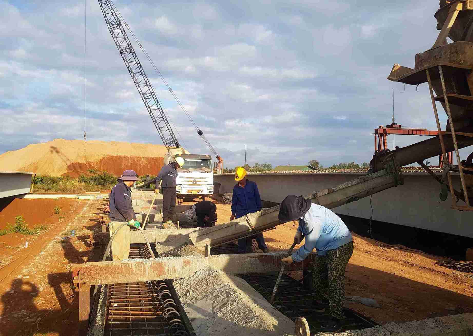 Contractors in Dak Lak are speeding up the construction progress of key projects before the rainy season. Photo: Bao Trung
