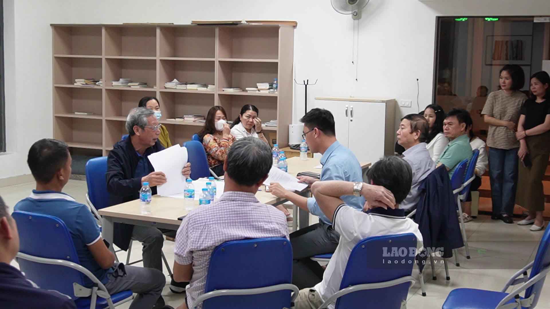 Đại diện cư dân chung cư Royal Park Bắc Ninh phản ánh sự việc đến phóng viên Báo Lao Đông. Ảnh: Đức Hiếu