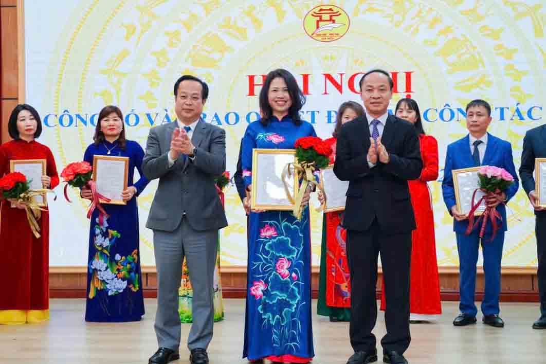 Ms. Nguyen Thi Kieu Hanh, Principal of Quang Trung - Dong Da High School, was appointed Principal of Hoang Cau High School. Photo: Hoang Cau High School