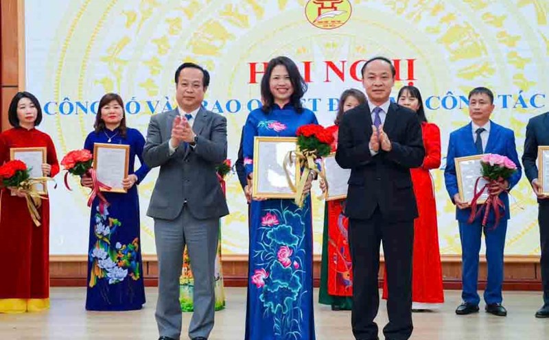 Ms. Nguyen Thi Kieu Hanh, Principal of Quang Trung - Dong Da High School, was appointed Principal of Hoang Cau High School. Photo: Hoang Cau High School