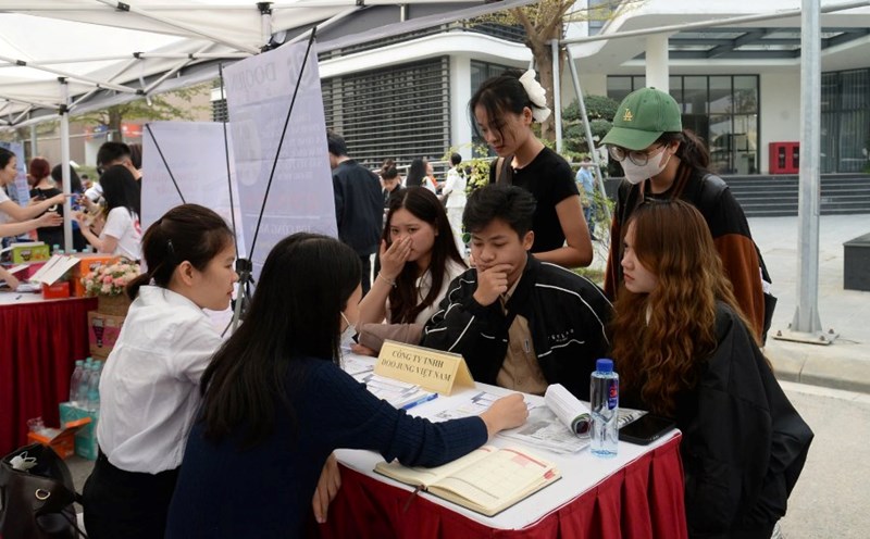 Young people, students, and recent graduates will participate in interviews at the job fair held on March 23 in Hanoi. Photo: Quynh Chi