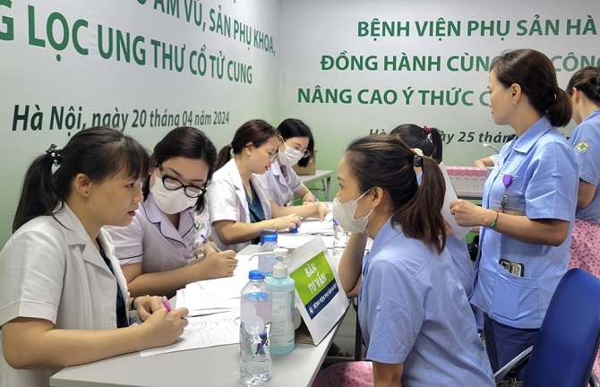 In 2024, Hanoi Obstetrics and Gynecology Hospital organized breast cancer and cervical cancer screening for female workers in industrial parks. Photo: Hanoi Department of Health