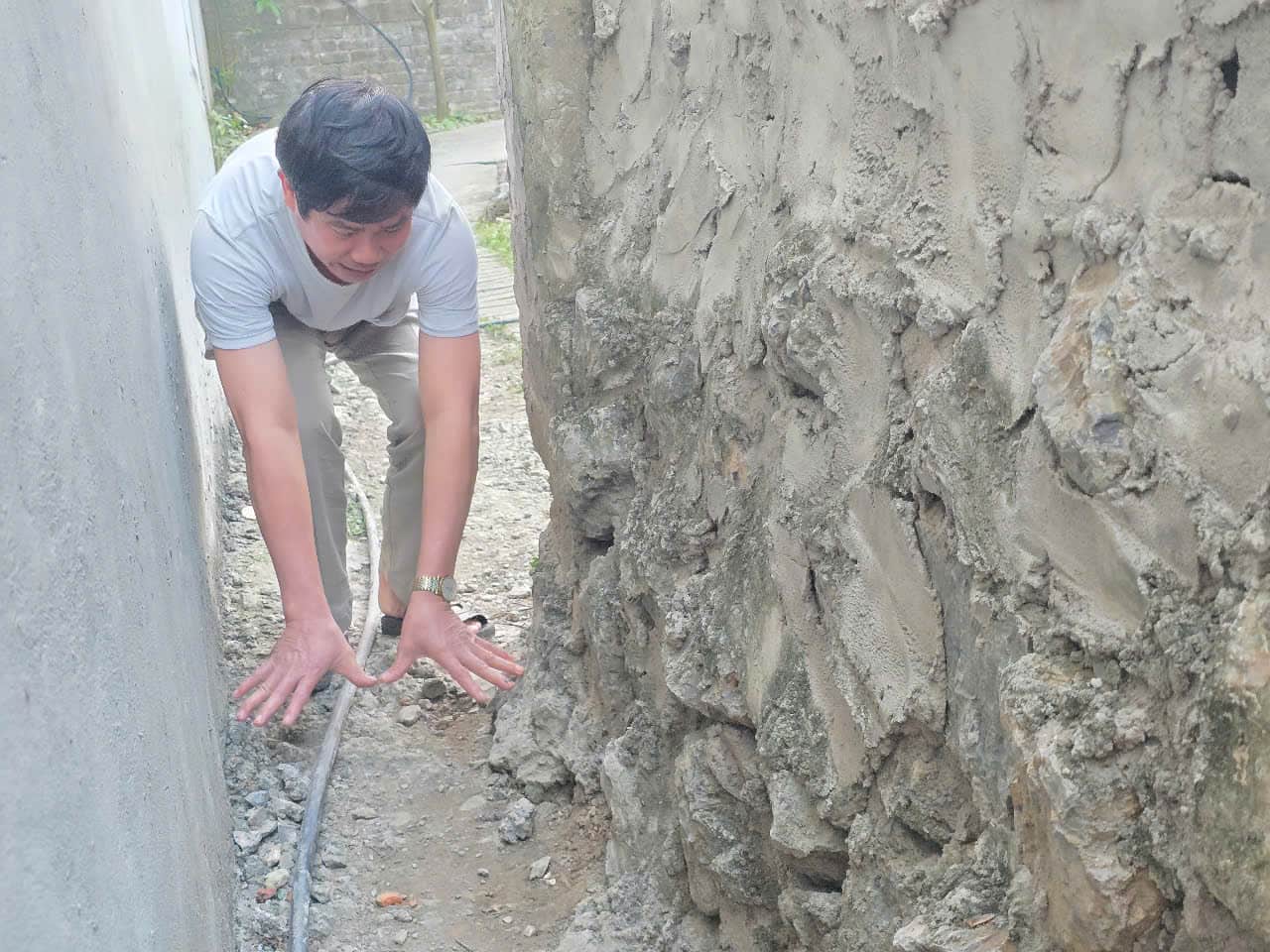 Lối đi vào nhà ông Vũ Quốc Đặng bị hàng xóm xây bịt lại chỉ còn khoảng 40cm. Ảnh: Nguyễn Trường