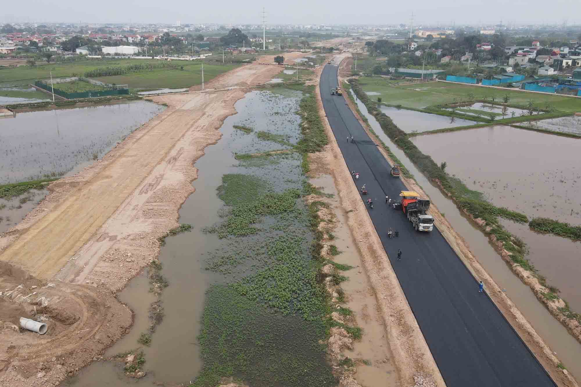 According to the plan, the Ring Road 4 parallel road will be completed in 2025. Photo: Huu Chanh