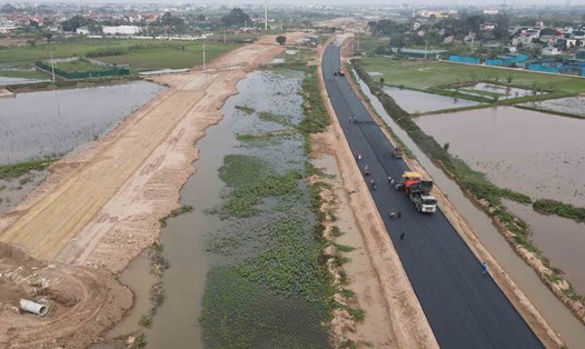 Theo kế hoạch, đường song hành Vành đai 4 sẽ hoàn thành trong năm 2025. Ảnh: Hữu Chánh