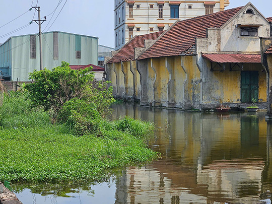 The State Reserve warehouse in An Hung ward, Hong Bang district, Hai Phong is degraded and flooded. Photo: Minh Hung