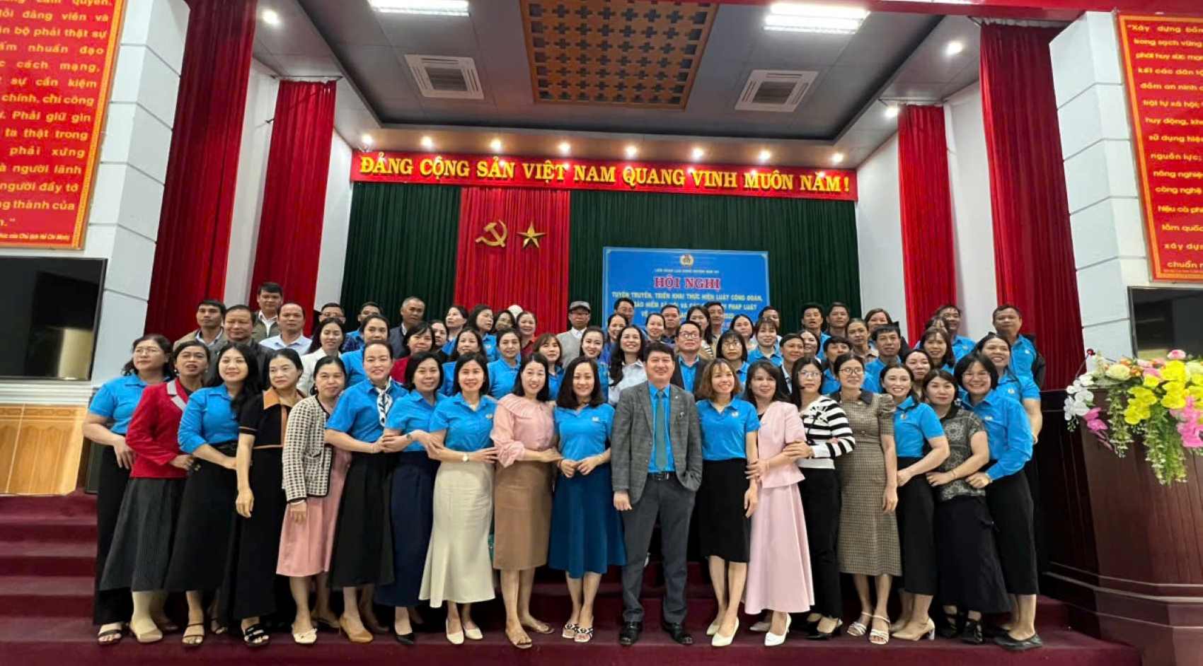 Union officials participating in the law dissemination program took souvenir photos. Photo: Thuy Huong