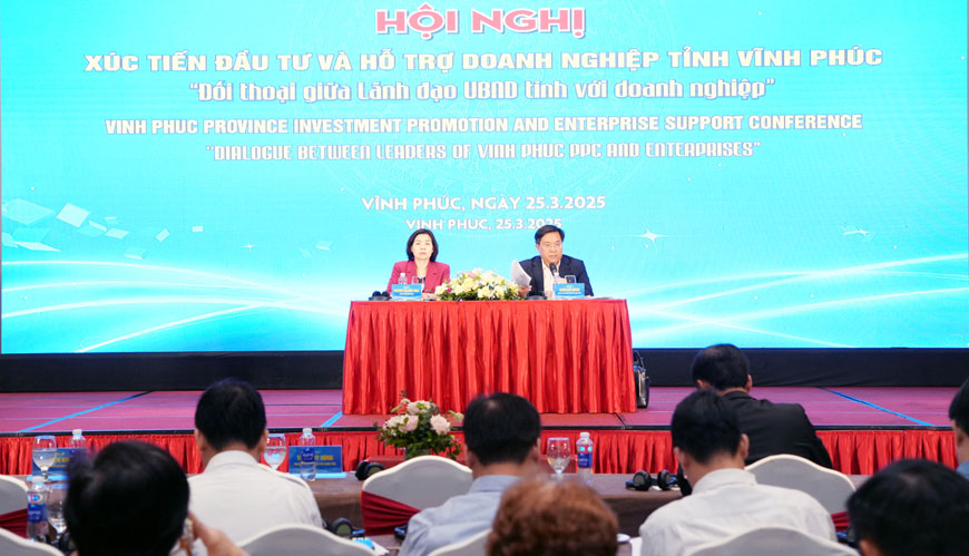 Leaders of Vinh Phuc Provincial People's Committee had a dialogue with enterprises in the area. Photo: Thanh Nga