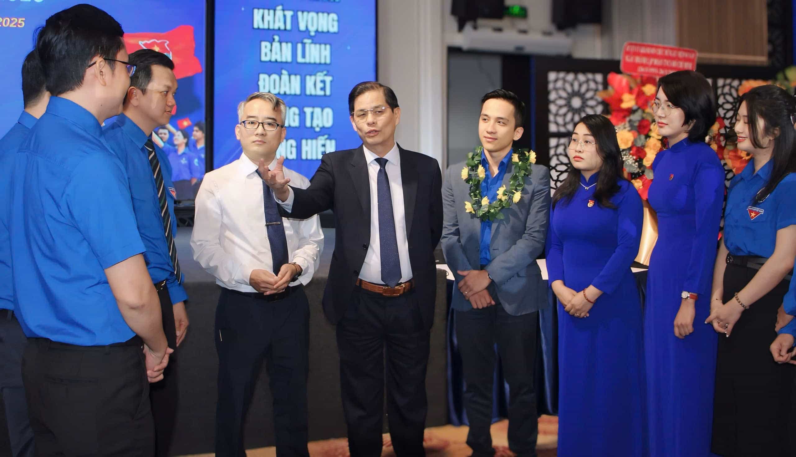 Mr. Nguyen Tan Tuan - Chairman of Khanh Hoa Provincial People's Committee chaired a dialogue conference with young people. Photo: Huu Long