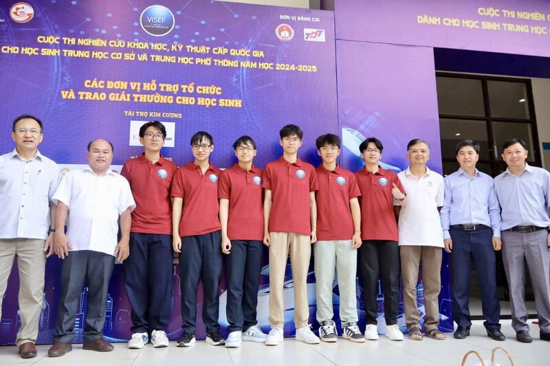 Officials in the education sector and students of Lam Dong province at the National Science and Technology Research Competition for secondary and high school students in the 2024 - 2025 school year. Photo: D.Thai