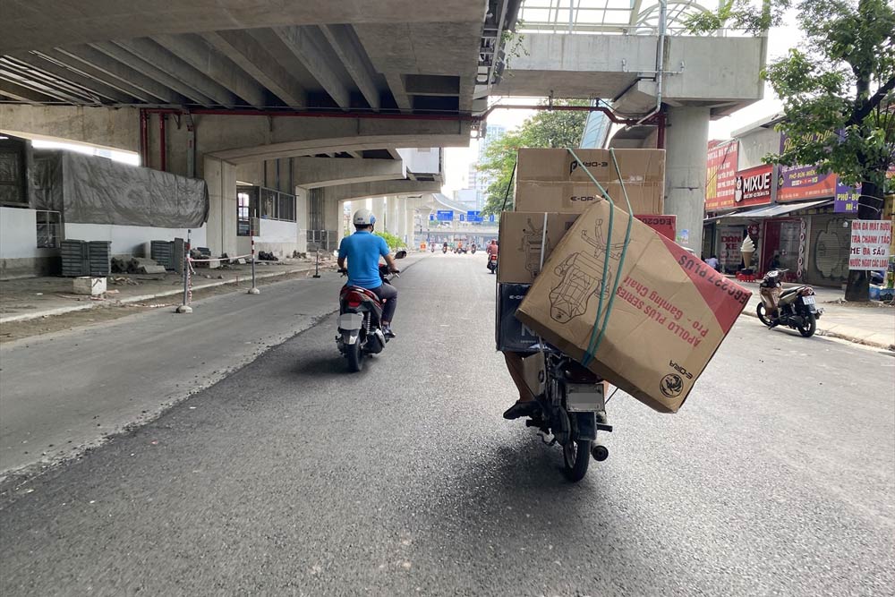 Update the fine for driving a motorbike to drop goods on the road. Photo: Vinh Hoang