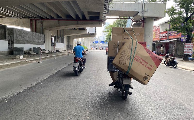 Update the fine for driving a motorbike to drop goods on the road. Photo: Vinh Hoang