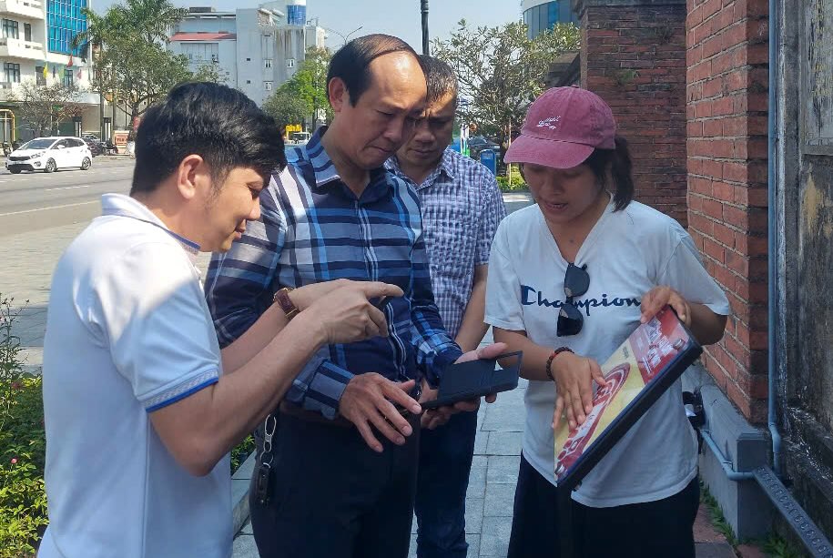 People interact with NFC chip boards to learn about tourist attractions. Photo: Van Son