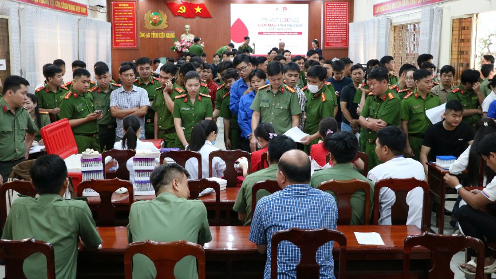 Officers and soldiers of Kien Giang Police participated in the first voluntary blood donation in 2025. Photo: Tien Dung