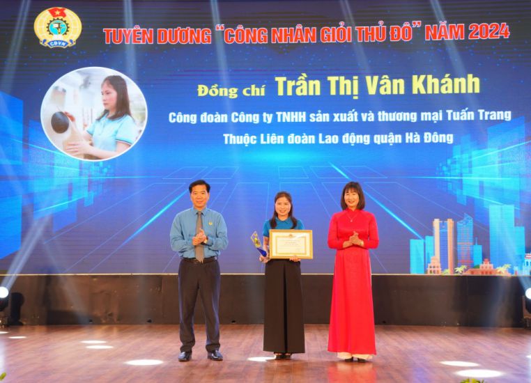 The 2024 " good worker in the capital" award ceremony was organized by the Hanoi City Labor Federation. Photo: Hai Yen