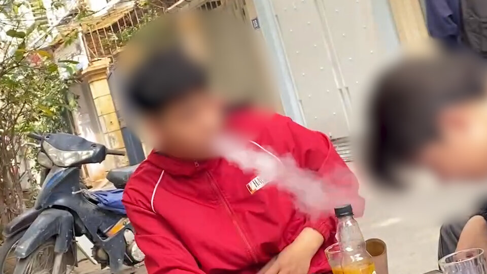 After the ban, young people still sit at tea and smoke electronic cigarettes