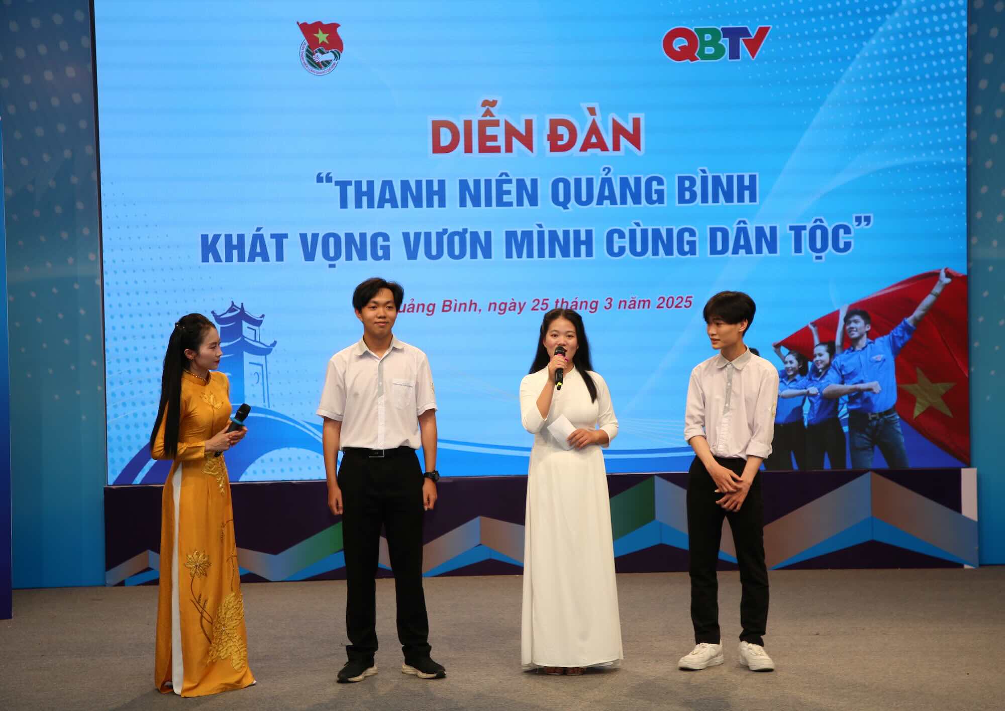 Các thanh niên tiêu biểu được vinh danh giao lưu tại chương trình. Ảnh: Công Sáng