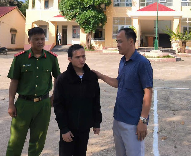 Chinh quyen xa Dak Na dong vien A Nhanh som on dinh tam ly, tim kiem cong an viec lam. Anh: Thanh Tuan